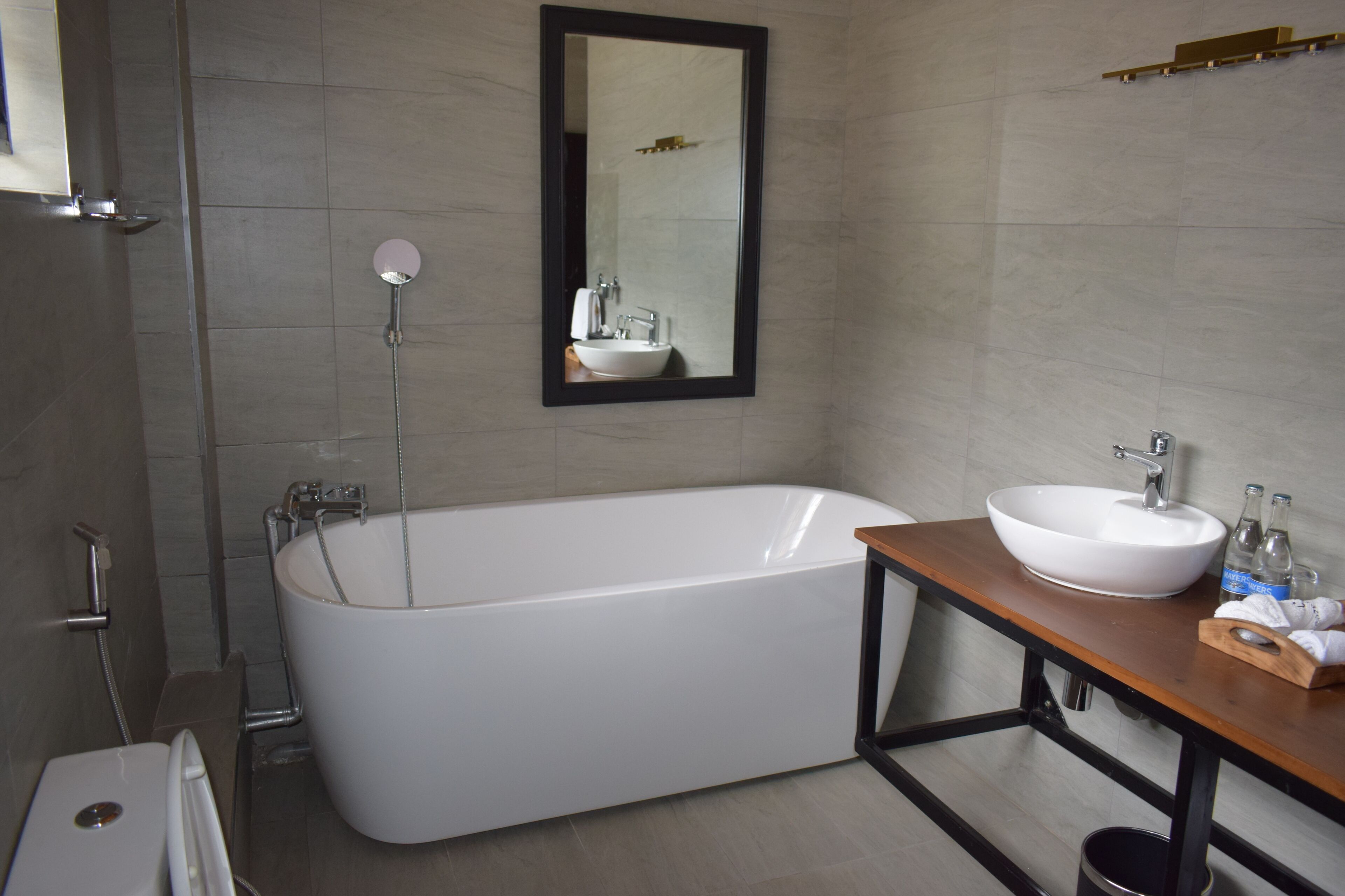 Regadera, secadora de cabello, bidet, toallas 