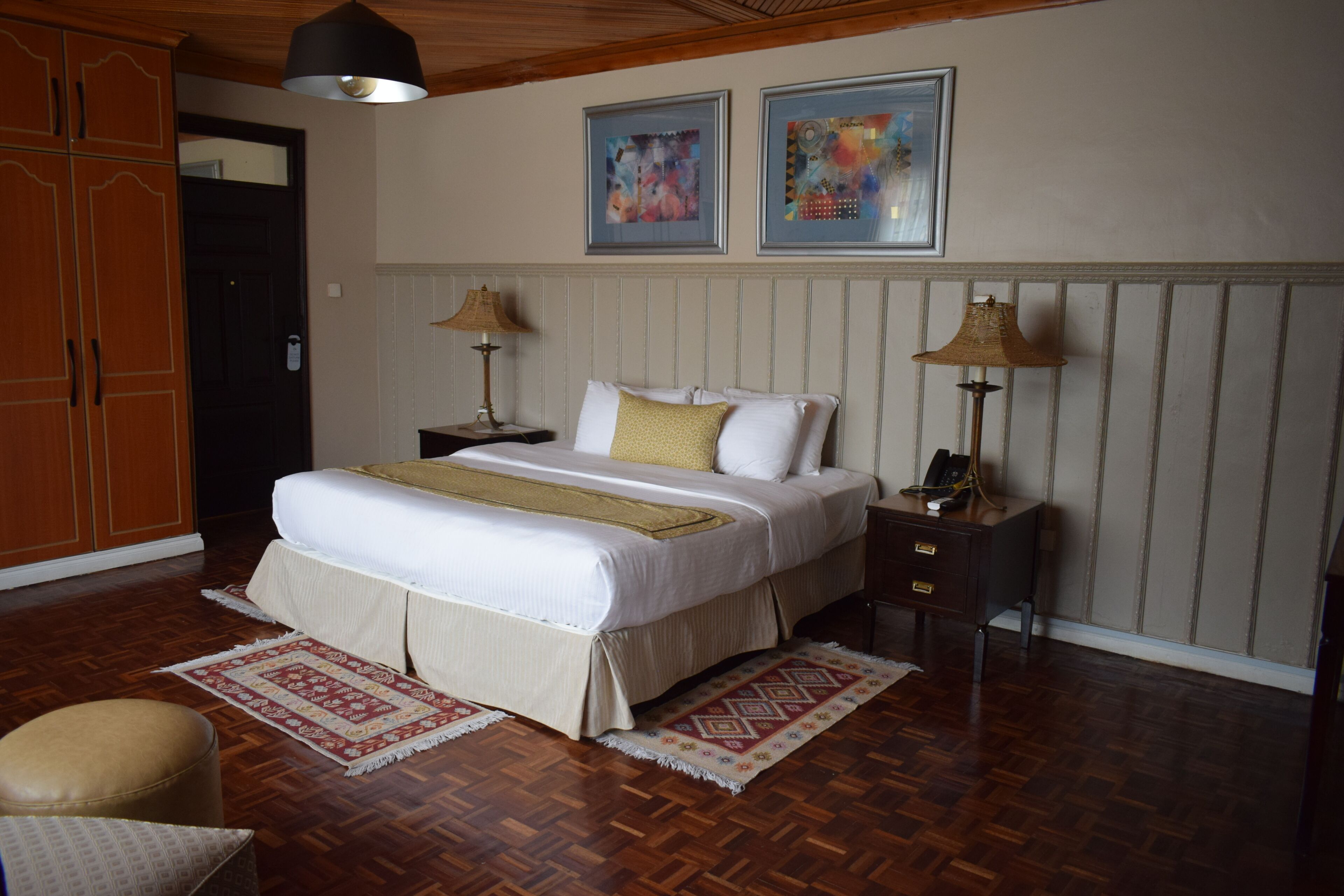 1 habitación, escritorio, tabla de planchar con plancha y wifi gratis 