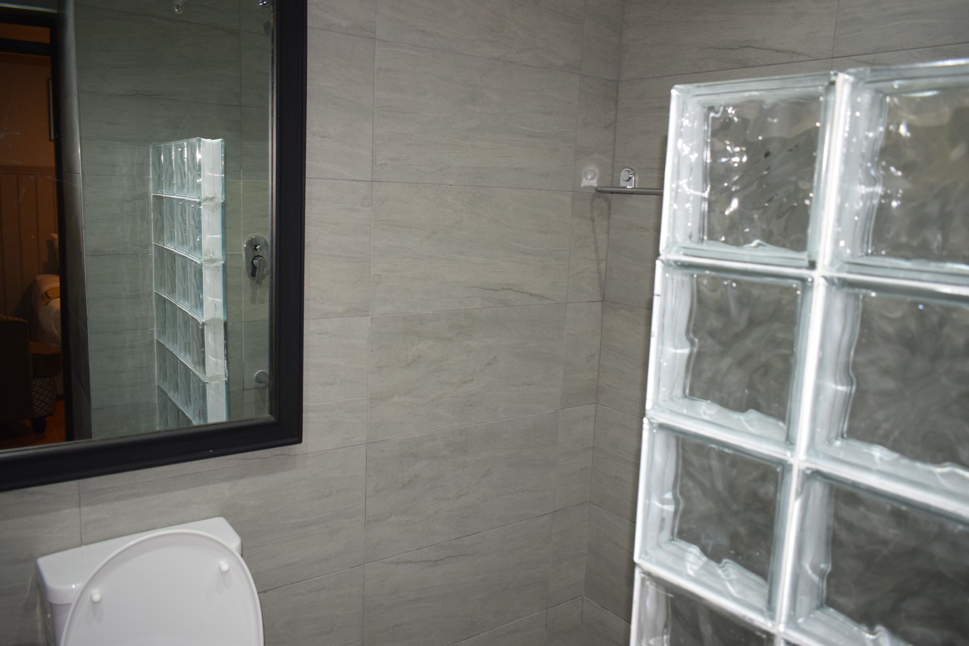 Regadera, secadora de cabello, bidet, toallas 