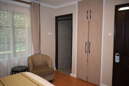 1 bedroom, desk, iron/ironing board, free WiFi. Standard ensuite with Shower