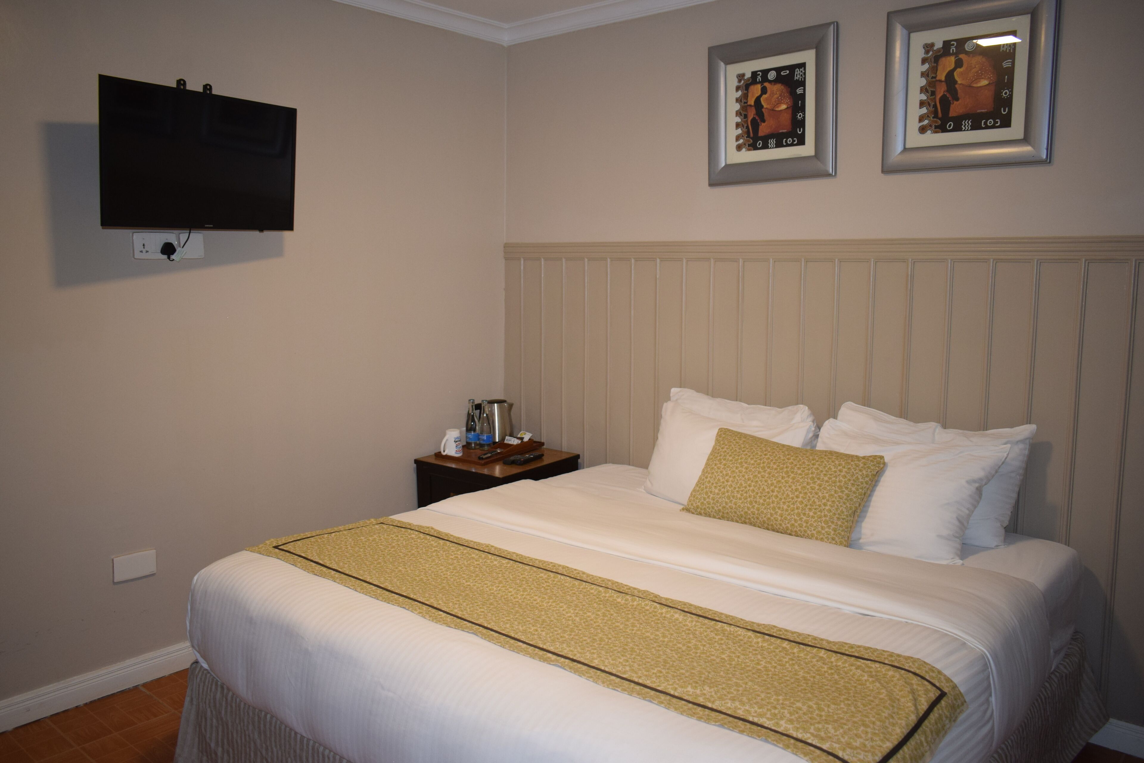 1 habitación, escritorio, tabla de planchar con plancha y wifi gratis 