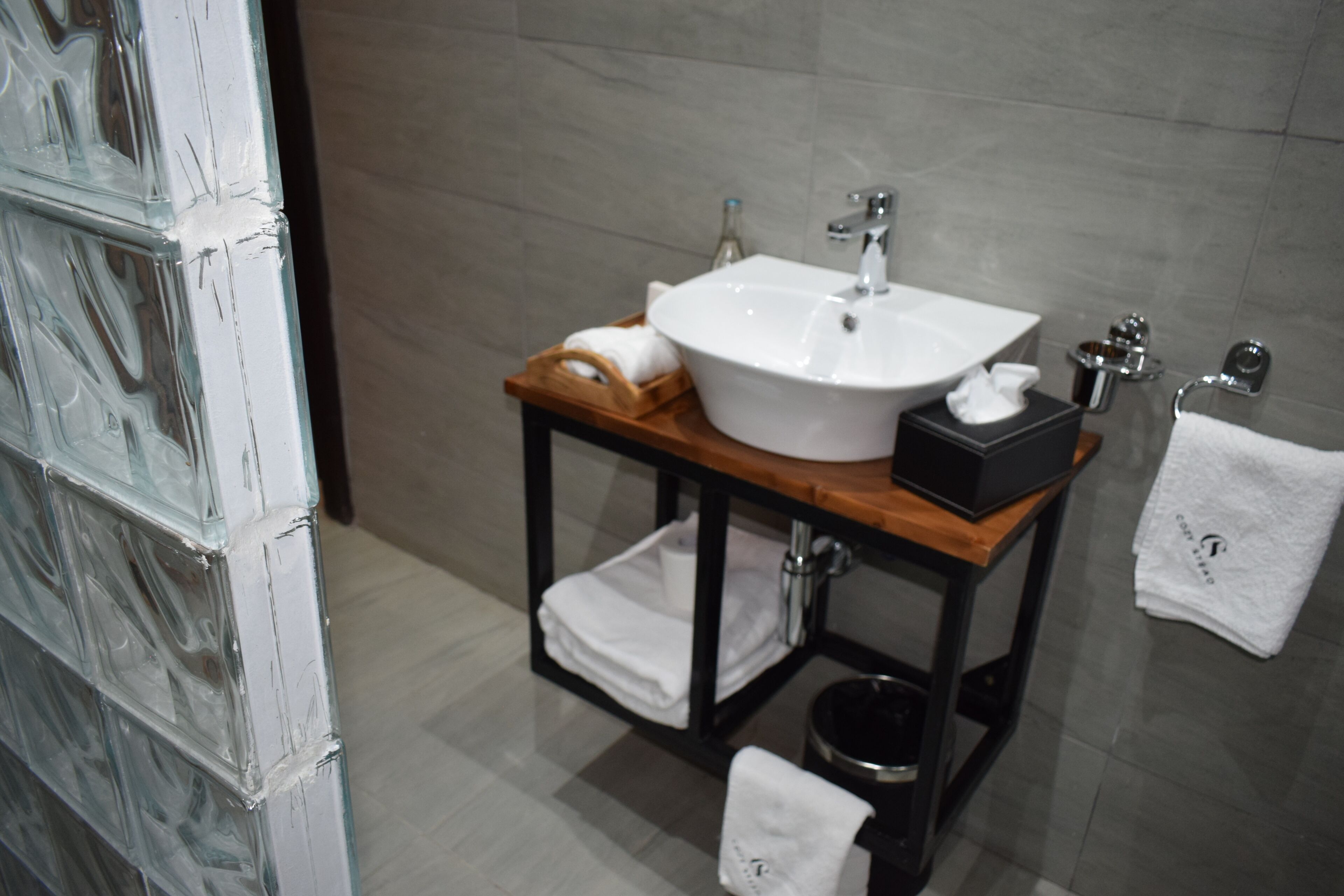 Regadera, secadora de cabello, bidet, toallas 