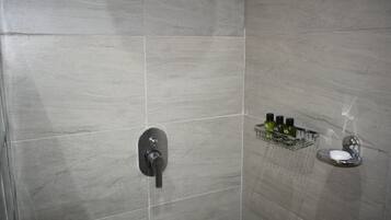 Regadera, secadora de cabello, bidet, toallas