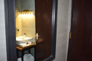 Shower, hair dryer, bidet, towels - Studio Suite ensuite with Bath tab (Nairobi)