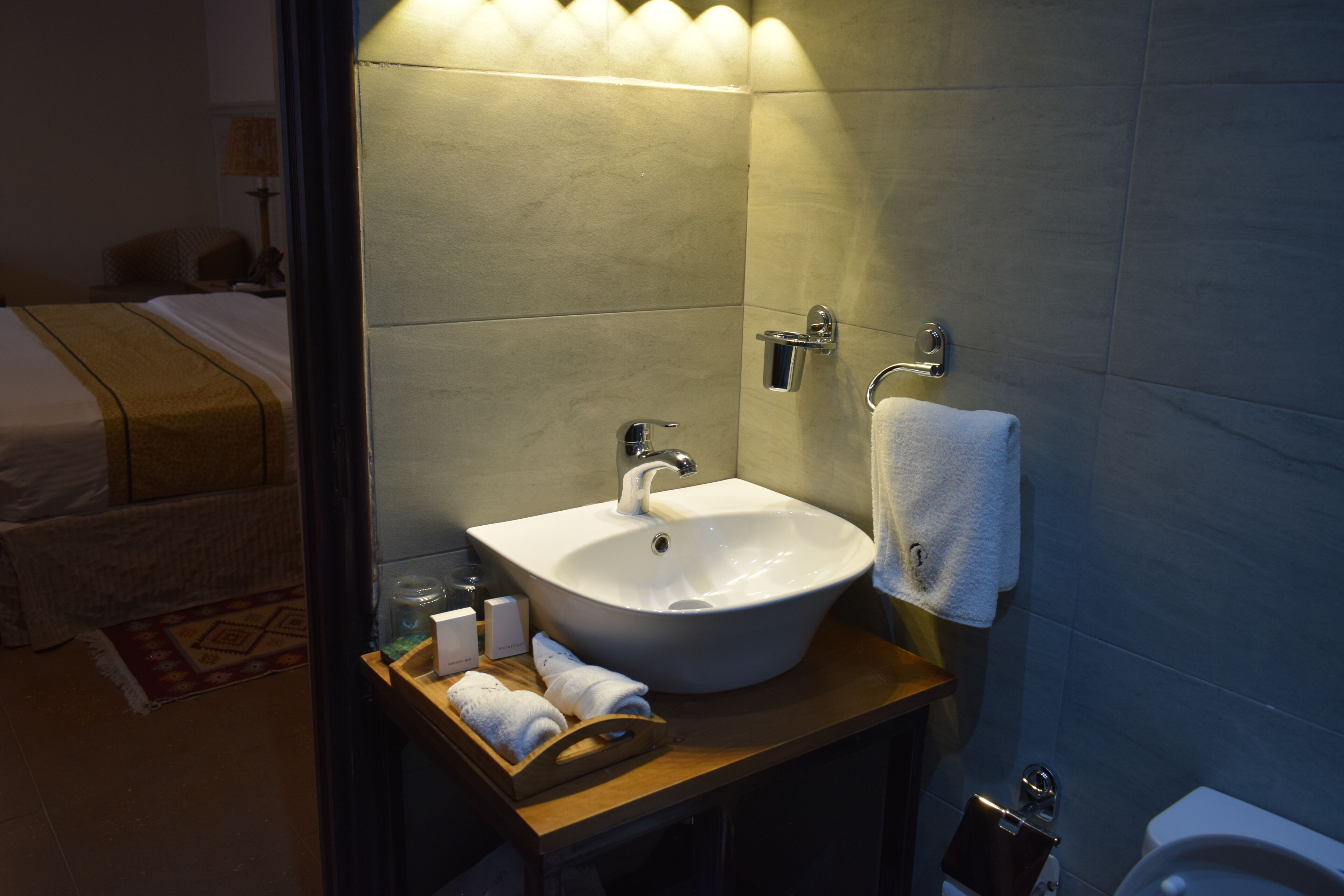 Regadera, secadora de cabello, bidet, toallas 