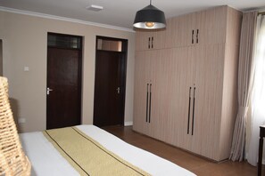 1 bedroom, desk, iron/ironing board, free WiFi - Studio Suite ensuite with Bath tab (Nairobi)