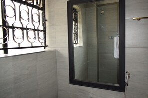Chuveiro, secador de cabelo, bidê, toalhas de banho