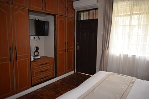 1 quarto, escrivaninha, ferros/tábuas de passar roupa, Wi-Fi de cortesia