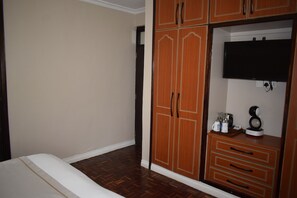 1 quarto, escrivaninha, ferros/tábuas de passar roupa, Wi-Fi de cortesia