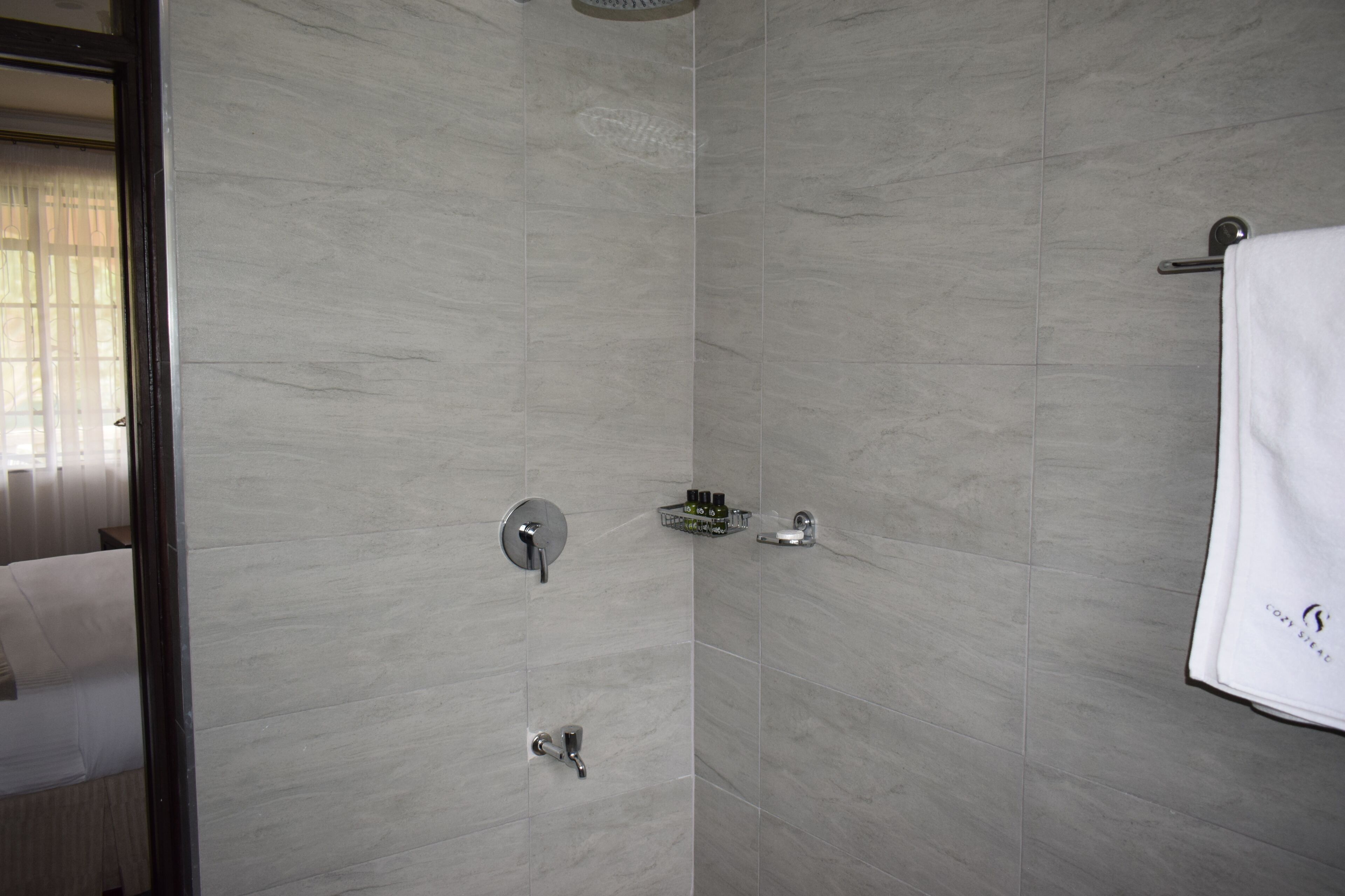 Regadera, secadora de cabello, bidet, toallas 