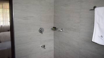 Dusj, hårføner, bidé og håndklær