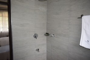 Dusj, hårføner, bidé og håndklær