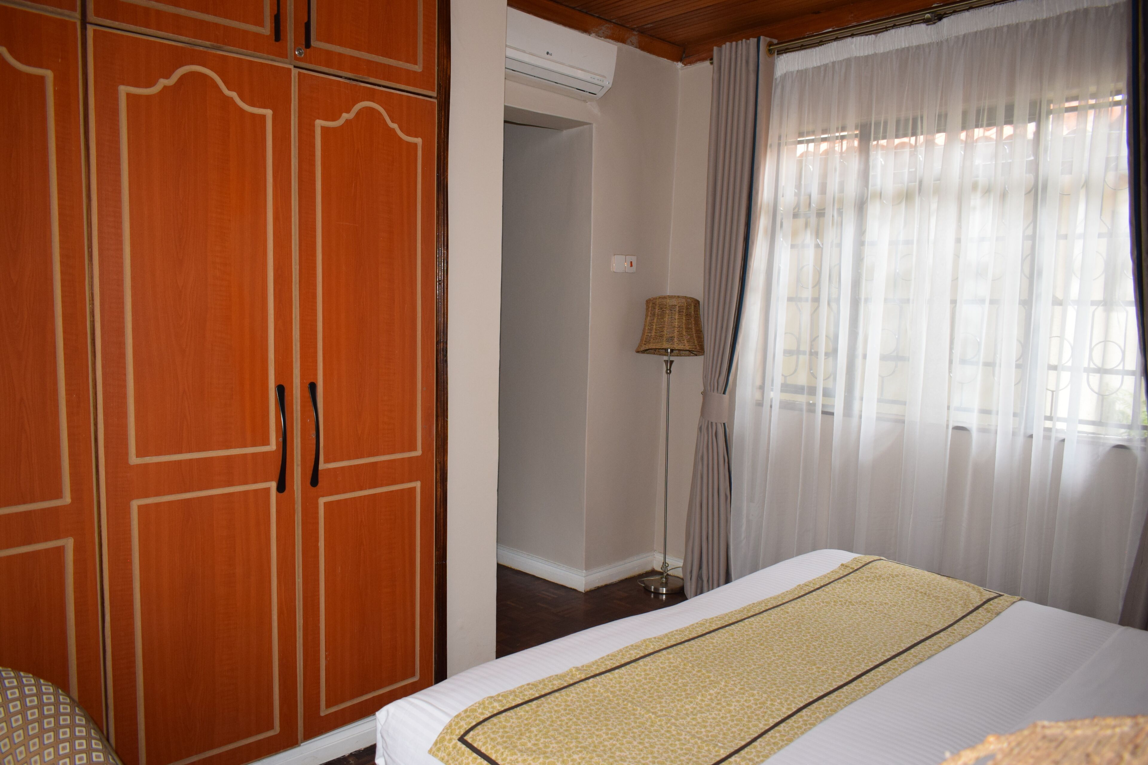 1 habitación, escritorio, tabla de planchar con plancha y wifi gratis 