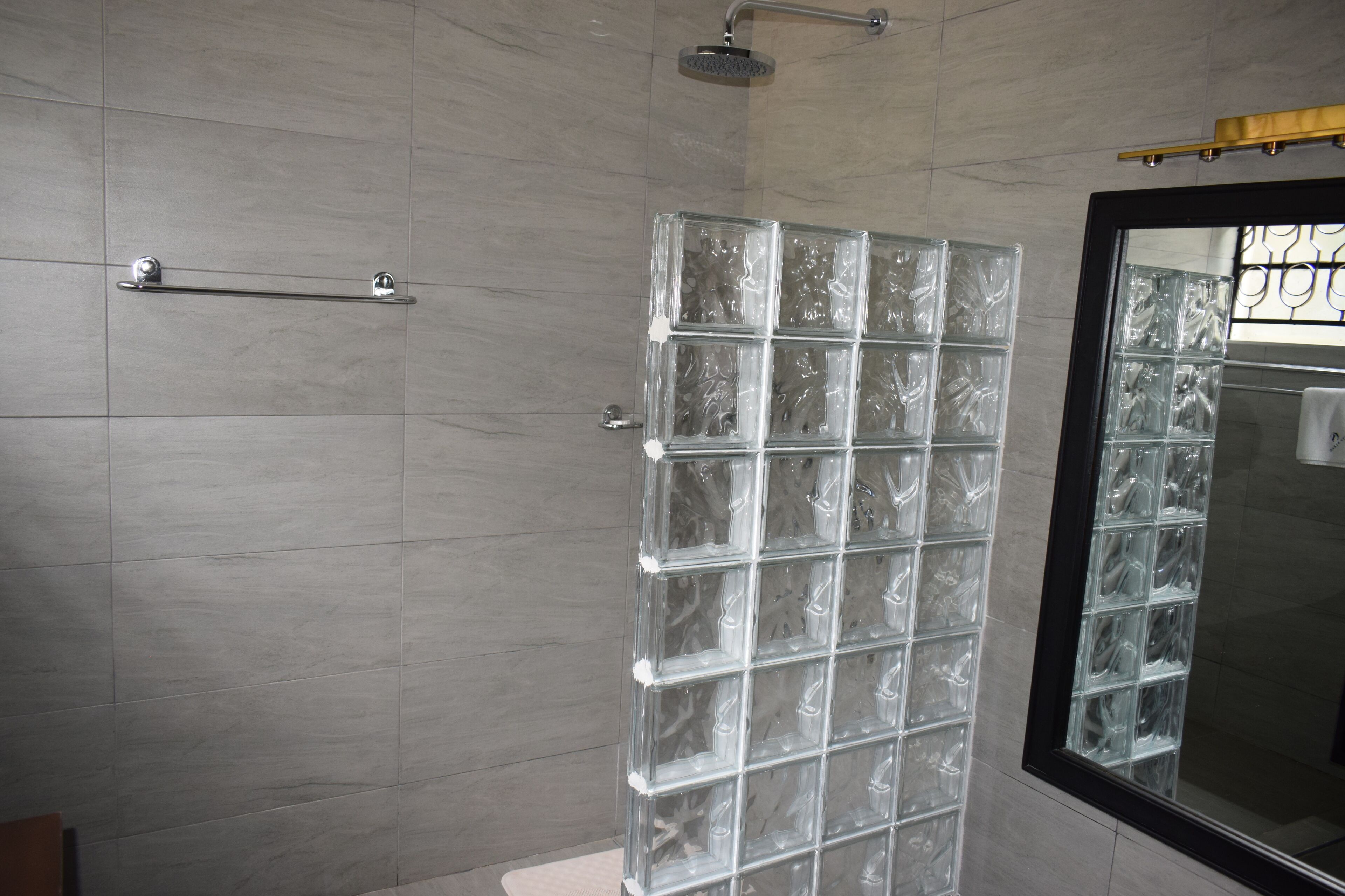 Regadera, secadora de cabello, bidet, toallas 