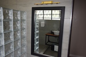 تجهيزات دش، مجففات شعر، مراحيض شطف، مناشف