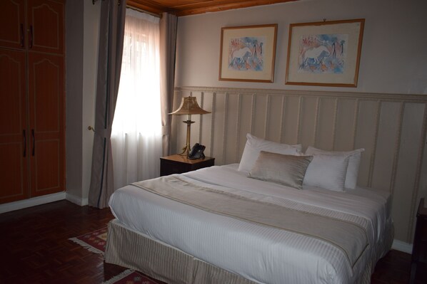 1 habitación, escritorio, tabla de planchar con plancha y wifi gratis 