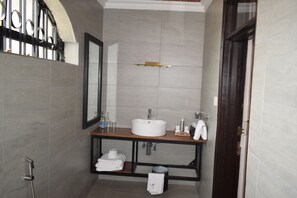 تجهيزات دش، مجففات شعر، مراحيض شطف، مناشف