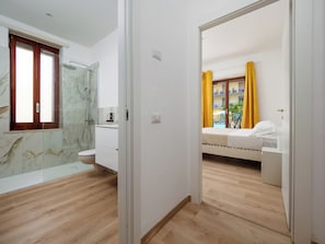 Comfort-Apartment, Balkon, Stadtblick | Badezimmer | Dusche, Regendusche, kostenlose Toilettenartikel, Haartrockner