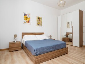 Appartamento Comfort, balcone, vista città | Copriletto in piuma, una scrivania, tende oscuranti, insonorizzazione