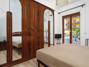 Comfort-Apartment, Balkon, Stadtblick | Daunenbettdecken, Schreibtisch, Verdunkelungsvorhänge