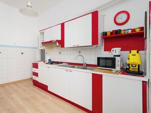 Appartamento Comfort, balcone, vista città | Cucina privata | Frigorifero, microonde, piano cottura, macchina per caffè espresso