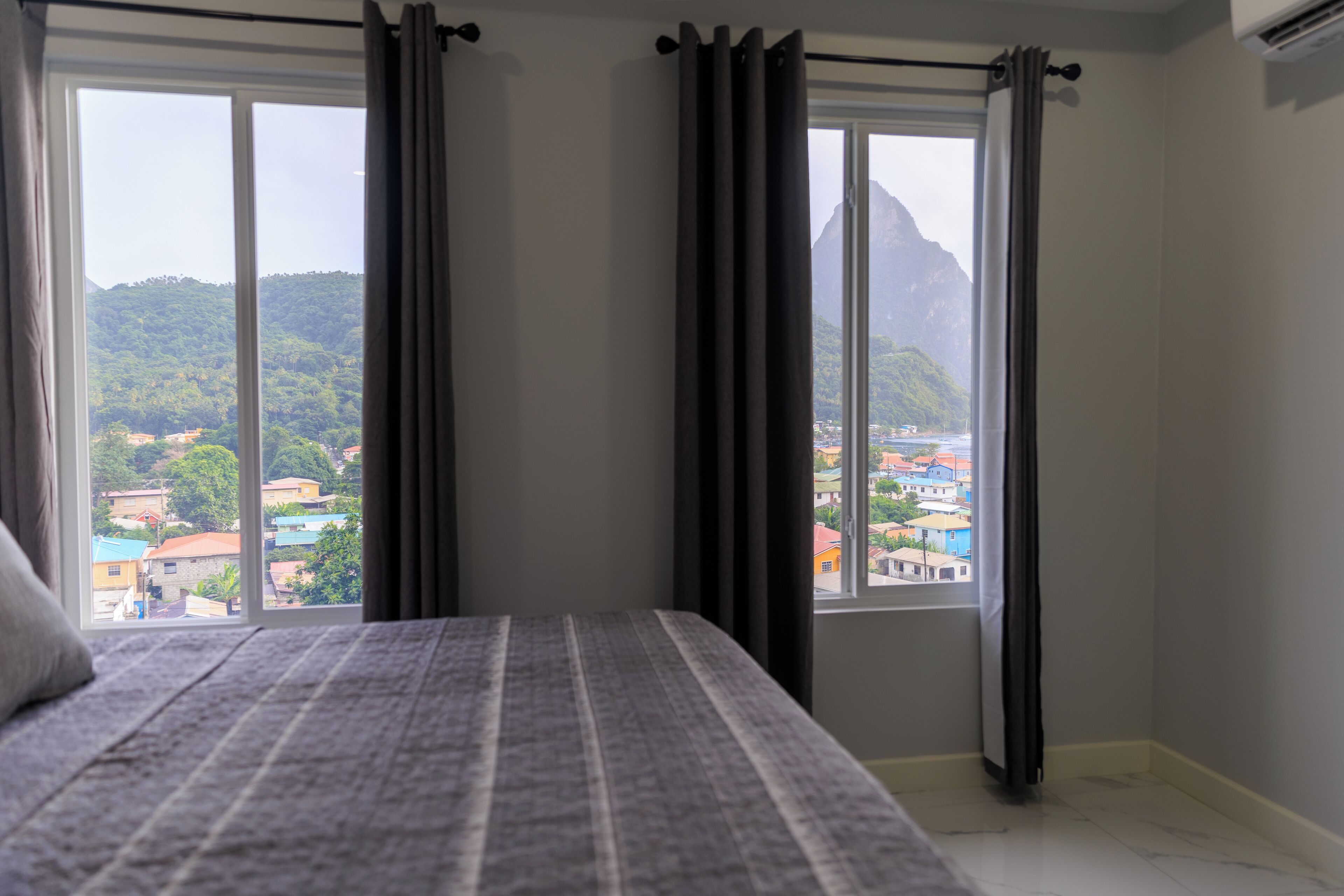 Tabla de planchar con plancha, wifi gratis y ropa de cama 