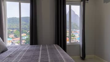 Tabla de planchar con plancha, wifi gratis y ropa de cama