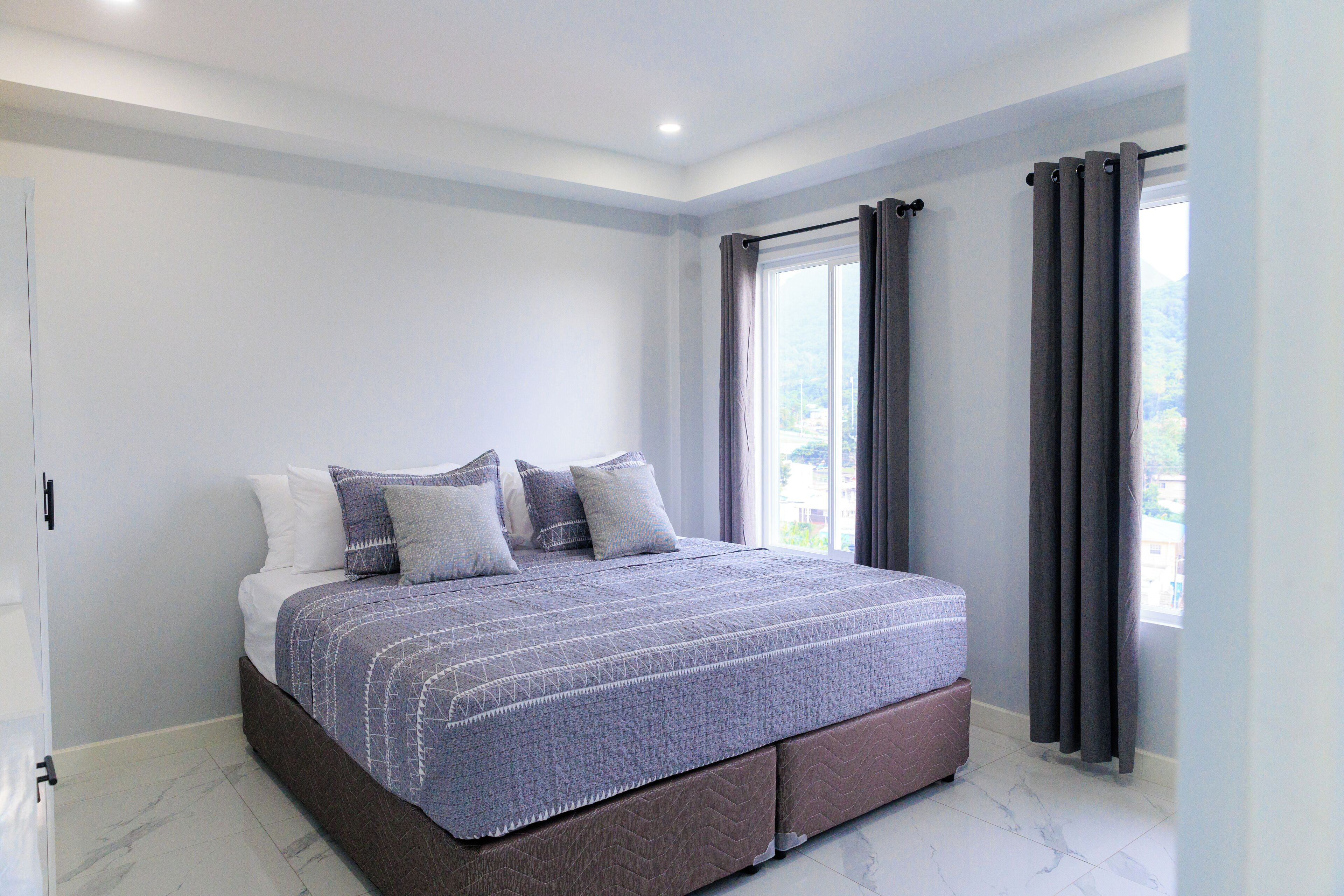 Tabla de planchar con plancha, wifi gratis y ropa de cama 
