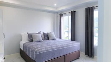 Tabla de planchar con plancha, wifi gratis y ropa de cama