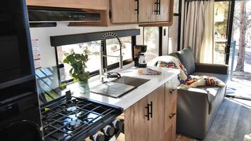 ثلاجة، ميكروويف، فرن، موقد طهي مسطح