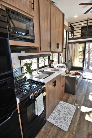 ثلاجة، ميكروويف، فرن، موقد طهي مسطح