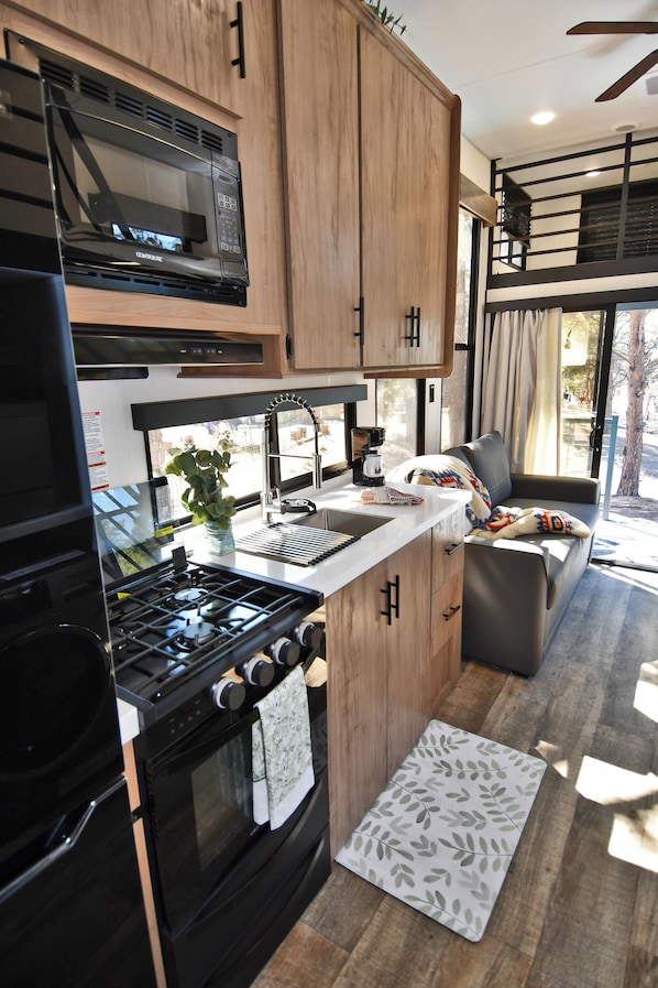 Fridge, microwave, oven, stovetop - The Ponderosa Perch, a modern tiny home nestled in the pines of Elizabeth (Elizabeth)