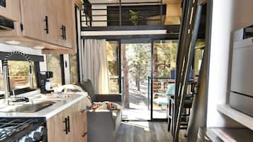 ثلاجة، ميكروويف، فرن، موقد طهي مسطح