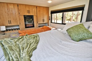 2 عدّة غرف نوم وواي فاي مجانًا وملاءات أسرّة