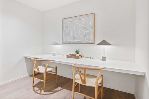 Spacious Modern Apartment With Pool & Gym Access