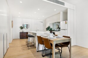 Dining - Spacious Modern Apartment With Pool & Gym Access (Melbourne)