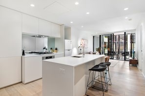 Private kitchen - Spacious Modern Apartment With Pool & Gym Access (Melbourne)