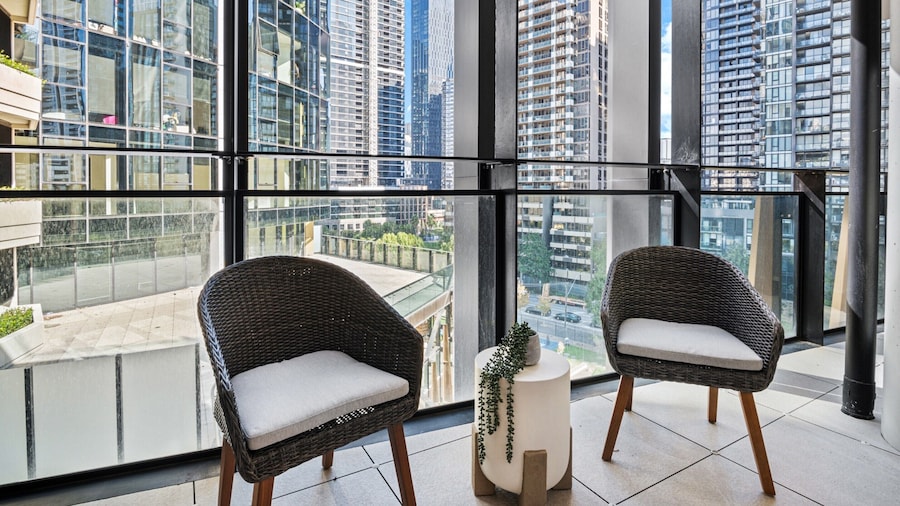 Spacious Modern Apartment With Pool & Gym Access