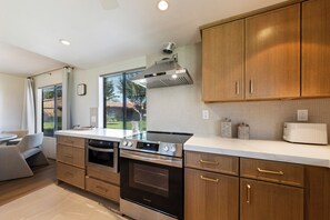 Mikrobølgeovn, ovn, kokeplater og oppvaskmaskin