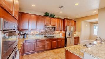 Mikrowelle, Ofen, Herdplatte, Geschirrspüler