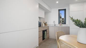 Apartment | Dapur peribadi | Ketuhar, alat memasak/pinggan mangkuk/perkakas dapur