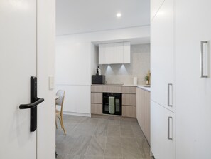 Private kitchen - Bright 1-bedroom Escape With Private BBQ (Perth)