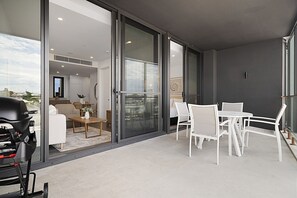 Apartment | Balcony - Bright 1-bedroom Escape With Private BBQ (Perth)