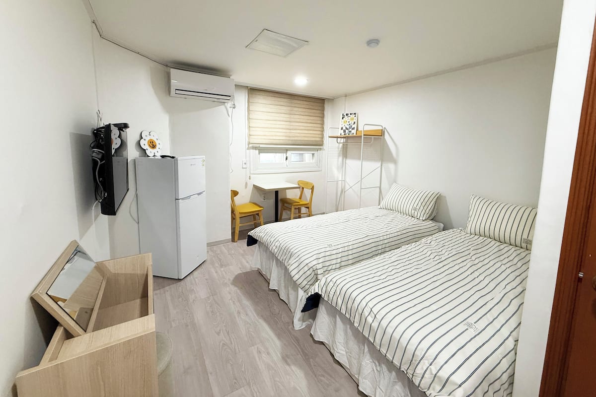 Habitación básica doble | Espacio para trabajar con laptop y wifi gratis