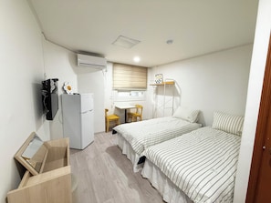 Habitación básica doble | Espacio para trabajar con laptop y wifi gratis