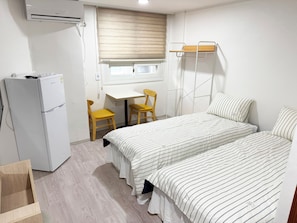 Habitación básica doble | Espacio para trabajar con laptop y wifi gratis