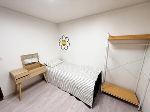 Basic Single Room | Laptop workspace, free WiFi