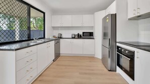 Unclassified image, 5 of 19, button - Homely 3-bed Townhouse With Pool & Gym Access (Brisbane)