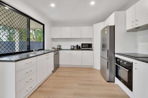 Apartment | Private kitchen - Homely 3-bed Townhouse With Pool & Gym Access (Brisbane)