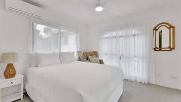 Departamento | 3 habitaciones, tabla de planchar con plancha y ropa de cama